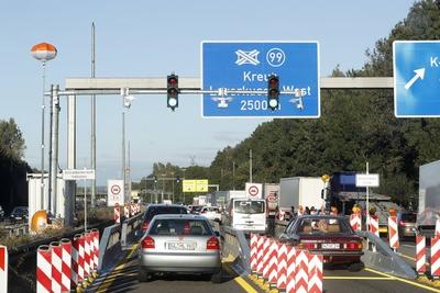 05 10 2016 Leverkusen Koeln auf der Autobahn 1 im Kreuz Koeln Nord ist auf Grund der schwer bescha-stock-foto