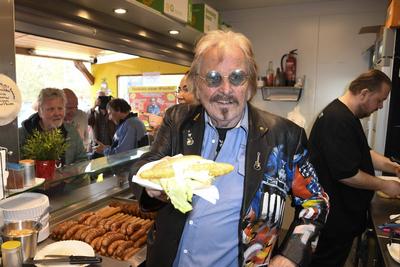 Frank Zander raesentiert den echten Zander im Broetchen das Backfischbroetchen a la Frank Zander ab Montag 14.04.2025 Exklusiv verkauf Zum Wuerfel Imbiss Berlin Reinickendorf Aril 2025 - Frank Kurt Zander * 4. Februar 1942 in Berlin ist ein deutscher Schlagers?nger Berlin Deutschland *** Frank Zander raesentiert den echten Zander im Broetchen das Backfischbroetchen a la Frank Zander ab Montag 14 04 2025 Exklusiv verkauf Zum Wuerfel Imbiss Berlin Reinickendorf Aril 2025 Frank Kurt Zander February 4, 1942 in Berlin is a German pop singer Berlin Germany-stock-foto