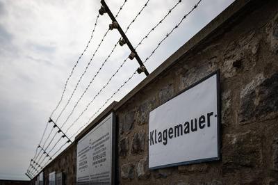 24.06.2023, xovx, Politik, Konzentrationslager Mauthausen / Österreich Gedenktafeln am Lagerzaun des Konzentrationslager-stock-photo