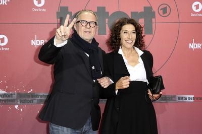 Harald Krassnitzer und Adele Neuhauser bei der Premiere des 1000. Tatort-Krimis Taxi nach Leipzig im Cinemaxx Dammtor.-stock-foto
