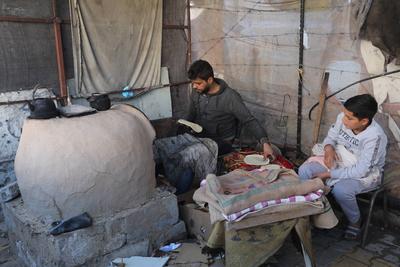 Gazans living in makeshift tents or on the rubble of collapsed buildings in Al-Bureij camp-stock-foto