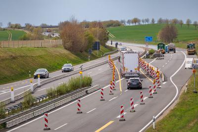 13.04.2025: Auf- und Abfahrt Strasburg: Auf der Autobahn A20 zwischen Friedland und Strasburg im Landkreis Vorpommern-Gr-stock-foto