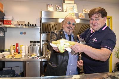 Frank Zander mit Imbiss Betreiber Olaf Schenk praesentieren den echten Zander im Broetchen das Backfischbroetchen a la Frank Zander ab Montag 14.04.2025 Exklusiv verkauf Zum Wuerfel Imbiss Berlin Reinickendorf Aril 2025 - Frank Kurt Zander * 4. Februar 1942 in Berlin ist ein deutscher Schlagers?nger Berlin Deutschland *** Frank Zander with snack bar operator Olaf Schenk present the real Zander in the bread the Backfischbroetchen a la Frank Zander from Monday 14 04 2025 Exclusive sale Zum Wuerfel Imbiss Berlin Reinickendorf Aril 2025 Frank Kurt Zander February 4, 1942 in Berlin is a German pop singer Berlin Germany-stock-foto
