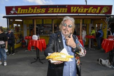 Frank Zander praesentiert den echten Zander im Broetchen das Backfischbroetchen a la Frank Zander ab Montag 14.04.2025 Exklusiv verkauf Zum Wuerfel Imbiss Berlin Reinickendorf Aril 2025 - Frank Kurt Zander * 4. Februar 1942 in Berlin ist ein deutscher Schlagers?nger Berlin Deutschland *** Frank Zander presents the real Zander in Broetchen the Backfischbroetchen a la Frank Zander from Monday 14 04 2025 Exclusive sale Zum Wuerfel Imbiss Berlin Reinickendorf Aril 2025 Frank Kurt Zander February 4, 1942 in Berlin is a German pop singer Berlin Germany-stock-foto