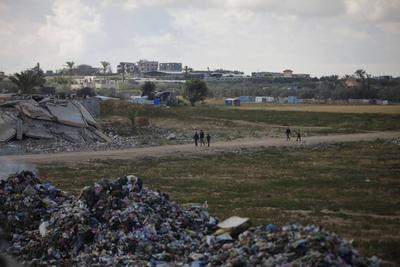 Gazans living in makeshift tents or on the rubble of collapsed buildings in Al-Bureij camp-stock-foto