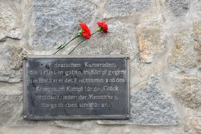 Gedenkfeier 2014 im Konzentrationslager Mauthausen Dieses Bild zeigt eine Mahntafel f?r die deutsche-stock-foto