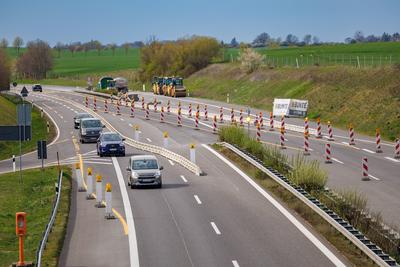 13.04.2025: Auf- und Abfahrt Strasburg: Auf der Autobahn A20 zwischen Friedland und Strasburg im Landkreis Vorpommern-Gr-stock-foto