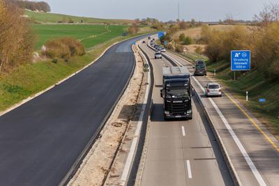 13.04.2025: Auf der Autobahn A20 zwischen Friedland und Strasburg im Landkreis Vorpommern-Greifswald erh?lt eine Fahrtri-stock-foto