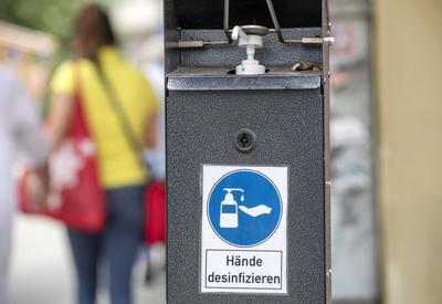 Viktualienmarkt, Handhygiene, M?nchen, 4. Juli 2022 DEU, Deutschland, M?nchen, 4. Juli 2022, Handspender mit Desinfektio-stock-foto