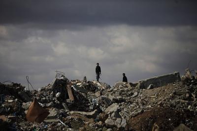 Gazans living in makeshift tents or on the rubble of collapsed buildings in Al-Bureij camp-stock-foto