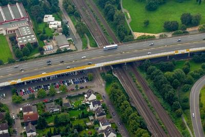 Autobahnabschnitt zwischen dem Leverkusener Kreuz und der Autobahnbr?cke ?ber den Rhein der A1 Rhe-stock-foto