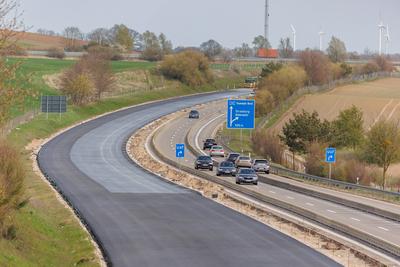 13.04.2025: Auf der Autobahn A20 zwischen Friedland und Strasburg im Landkreis Vorpommern-Greifswald erh?lt eine Fahrtri-stock-foto