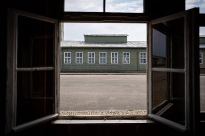24.06.2023, xovx, Politik, Konzentrationslager Mauthausen / ?sterreich Blick aus einer Gefangenenbaracke auf den Arrestb-stock-photo