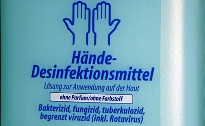 Schild auf einer Haende Desinfektionsflasche Themenbild Symbol 07 01 2016 Copyright Deutzman-stock-foto