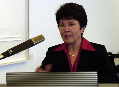 Rita Waschb?sch erh?lt am Dienstag (4.5.2004) in Saarbr?cken in der Staatskanzlei den gro?e Verdienstkreuz des Verdiens-stock-photo