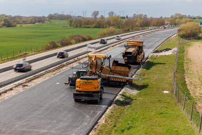 13.04.2025: Auf der Autobahn A20 zwischen Friedland und Strasburg im Landkreis Vorpommern-Greifswald erh?lt eine Fahrtri-stock-foto