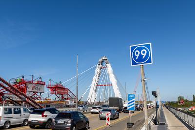 Verkehrsschild zur Ausfahrt 99 (Kreuz Leverkusen West) - Ein Tag nach dem Br?ckenschluss. Der erste Teilbau der A1 Rhein-stock-foto