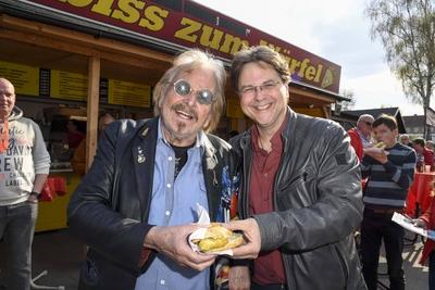 Frank Zander mit Sohn Marcus Zander praesentieren den echten Zander im Broetchen das Backfischbroetchen a la Frank Zander ab Montag 14.04.2025 Exklusiv verkauf Zum Wuerfel Imbiss Berlin Reinickendorf Aril 2025 - Frank Kurt Zander * 4. Februar 1942 in Berlin ist ein deutscher Schlagers?nger Berlin Deutschland *** Frank Zander with son Marcus Zander present the real Zander in a bread roll the Backfischbroetchen a la Frank Zander from Monday 14 04 2025 Exclusive sale Zum Wuerfel Imbiss Berlin Reinickendorf Aril 2025 Frank Kurt Zander February 4, 1942 in Berlin is a German pop singer Berlin Germany-stock-foto