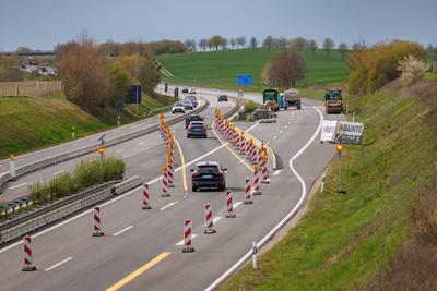 13.04.2025: Auf- und Abfahrt Strasburg: Auf der Autobahn A20 zwischen Friedland und Strasburg im Landkreis Vorpommern-Gr-stock-foto