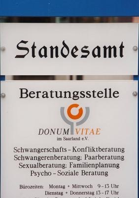 Ein Schild weist am Dienstag (20.07.2004) auf das Standesamt und eine Beratungsstelle von Donum Vitae in St. Wendel hin-stock-photo