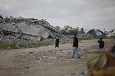 Gazans living in makeshift tents or on the rubble of collapsed buildings in Al-Bureij camp-stock-foto
