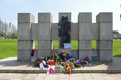 Gedenk- und Befreiungsfeier in der KZ-Gedenkstätte Mauthausen, am 07.05.23. Jährlich nehmen Tausende Menschen aus ganz E-stock-foto