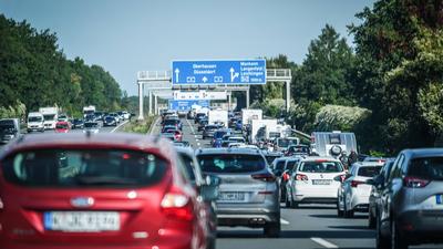 Symbolbild Stau - Oberhausen, D?sseldorf, Leverkusen, Ruhrgebiet, NRW, Deutschland, Europa - Stau Autobahn A3 und Umleit-stock-foto
