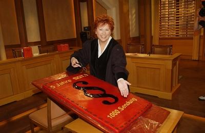 Bildnummer: 59432153  Datum: 06.07.2004  Copyright: imago/Horst GaluschkaBARBARA SALESCH Richterin feiert am 03.09.2004 ihre 1000 . Sendung in 5 jahren mit ULRIKE TASIC Rechtsanw?ltin und BERND R?MER - Staatsanwalt und grosse Jubil?um Torte Entertainment People xsp x0x 2004 quer Portrait Torte Jubil?um Gericht Richterin BARBARA SALESCH Moderatorin  59432153 Date 06 07 2004 Copyright Imago Horst  Barbara Salesch Judge celebrate at 03 09 2004 theirs 1000 Consignment in 5 Years with Ulrike Tasic Lawyer and Bernd Romans Prosecutor and Size Anniversary Cake Entertainment Celebrities xsp x0x 2004 horizontal Portrait Cake Anniversary Court Judge Barbara Salesch Presenter-stock-foto