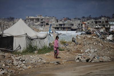 Gazans living in makeshift tents or on the rubble of collapsed buildings in Al-Bureij camp-stock-foto