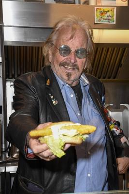Frank Zander raesentiert den echten Zander im Broetchen das Backfischbroetchen a la Frank Zander ab Montag 14.04.2025 Exklusiv verkauf Zum Wuerfel Imbiss Berlin Reinickendorf Aril 2025 - Frank Kurt Zander * 4. Februar 1942 in Berlin ist ein deutscher Schlagers?nger Berlin Deutschland *** Frank Zander raesentiert den echten Zander im Broetchen das Backfischbroetchen a la Frank Zander ab Montag 14 04 2025 Exklusiv verkauf Zum Wuerfel Imbiss Berlin Reinickendorf Aril 2025 Frank Kurt Zander February 4, 1942 in Berlin is a German pop singer Berlin Germany-stock-foto