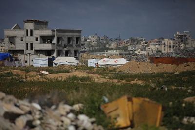 Gazans living in makeshift tents or on the rubble of collapsed buildings in Al-Bureij camp-stock-foto