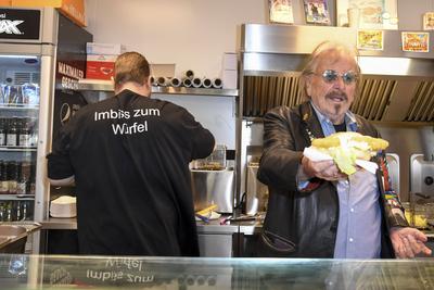 Frank Zander raesentiert den echten Zander im Broetchen das Backfischbroetchen a la Frank Zander ab Montag 14.04.2025 Exklusiv verkauf Zum Wuerfel Imbiss Berlin Reinickendorf Aril 2025 - Frank Kurt Zander * 4. Februar 1942 in Berlin ist ein deutscher Schlagers?nger Berlin Deutschland *** Frank Zander raesentiert den echten Zander im Broetchen das Backfischbroetchen a la Frank Zander ab Montag 14 04 2025 Exklusiv verkauf Zum Wuerfel Imbiss Berlin Reinickendorf Aril 2025 Frank Kurt Zander February 4, 1942 in Berlin is a German pop singer Berlin Germany-stock-foto