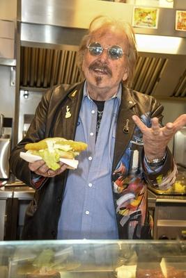 Frank Zander raesentiert den echten Zander im Broetchen das Backfischbroetchen a la Frank Zander ab Montag 14.04.2025 Exklusiv verkauf Zum Wuerfel Imbiss Berlin Reinickendorf Aril 2025 - Frank Kurt Zander * 4. Februar 1942 in Berlin ist ein deutscher Schlagers?nger Berlin Deutschland *** Frank Zander raesentiert den echten Zander im Broetchen das Backfischbroetchen a la Frank Zander ab Montag 14 04 2025 Exklusiv verkauf Zum Wuerfel Imbiss Berlin Reinickendorf Aril 2025 Frank Kurt Zander February 4, 1942 in Berlin is a German pop singer Berlin Germany-stock-foto