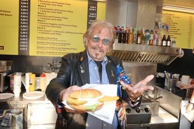Backfischbr?tchen ? la Frank Zander, Imbiss W?rfel 2, Berlin, 14.04.2025-stock-foto