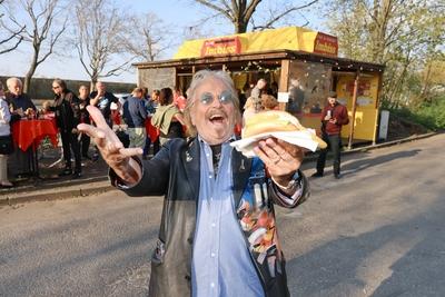 Backfischbr?tchen ? la Frank Zander, Imbiss W?rfel 2, Berlin, 14.04.2025-stock-foto