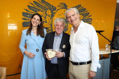 Dorit und Alexander Otto mit Rolf Zuckowski, Feierliche Auszeichnung mit einem Ehrentitel im Restaurant Alex an der Binn-stock-photo