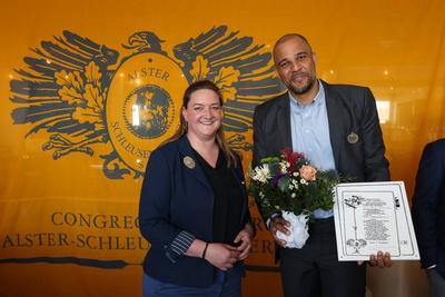 Tanja Cohrt (HADAG Seetouristik und F?hrdienst AG ) ?bergibt den Ehrenpreis, feierliche Auszeichnung mit einem Ehrentite-stock-photo