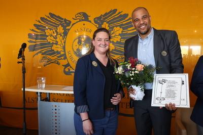 Tanja Cohrt (HADAG Seetouristik und F?hrdienst AG ) ?bergibt den Ehrenpreis, feierliche Auszeichnung mit einem Ehrentite-stock-photo