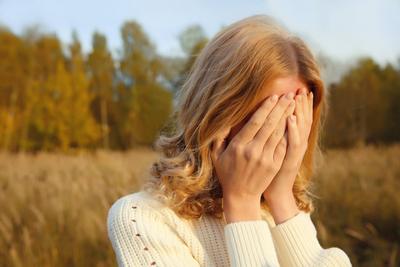 Aufgew?hlte, traurige, weinende Frau, die unter seelischem Leid, Depression, M?digkeit und emotionalem Stress leidet-stock-foto