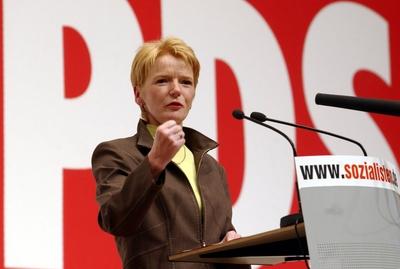 PDS-Bundesvorsitzende Gabi Zimmer (GER) spricht mit geballter Faust auf dem PDS-Parteitag in Gera-stock-photo