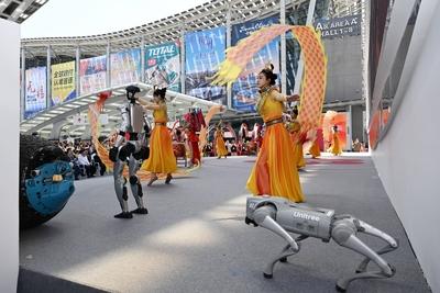 GUANGZHOU, CHINA - APRIL 15: A humanoid robot and a quadruped robot dog attract buyers during the 137th session of the C-stock-foto