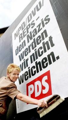 Bildnummer: 51210948  Datum: 25.08.2000  Copyright: imago/photo2000Gabi Zimmer (GER/PDS-Vorsitzende und Fraktionschefin Th?ringen) klebt ein Plakat - NPD DVU REPs - den Nazis werden wir nicht weichen - in Erfurt, Personen , Objekte , optimistisch; 2000, Erfurt, Politiker, Politikerin, Vorsitzender, Parteivorsitzender, Parteivorsitzende, Gabriele, , Fraktionschef, Plakatkampagne , Pressetermin, Schriftzug; , hoch, Kbdig, Einzelbild, close, Landespolitik, Politik, Logo, Logos, Deutschland, Randbild, People, Th?ringen-stock-foto