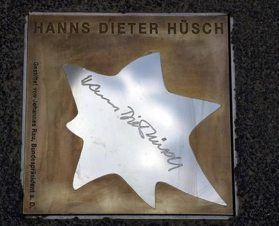 Bildnummer: 50751048  Datum: 27.04.2005  Copyright: imago/S?mmerStern von Hanns Dieter H?sch auf dem Walk of Fame der Satire in Mainz, Personen; 2005, Mainz, Auszeichnung, Auszeichnungen, Ehrung, Ehrungen, Sterne, Kabarettist, Kabarettisten, Comedian, Comedians, Mainzer; , quer, Kbdig, Einzelbild, Freisteller, Kabarett, Kunst, Deutschland,  ,-stock-photo