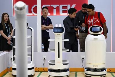 GUANGZHOU, CHINA - APRIL 15: People visit the booth of DONI Robotics during the 137th session of the China Import and Ex-stock-foto