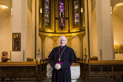 Erzbischof Werner Thissen im Mariendom Hamburgs Erzbischof Werner Thissen vor seinem 75 Geburtstag-stock-foto