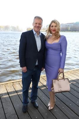 Markus Schreiber und Sandra Quadflieg, Feierliche Auszeichnung mit einem Ehrentitel im Restaurant Alex an der Binnenalst-stock-photo