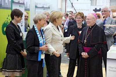 Bildnummer: 59644296  Datum: 03.05.2013  Copyright: imago/epdBundeskanzlerin Angela Merkel (CDU) besuchte am Freitag (03.05.2013) auf dem evangelischen Kirchentag in Hamburg bei ihrem Rundgang ?ber die Messe das Zentrum Umwelt, Frieden und Gerechtigkeit. Foto am projekt Klimakollekte v.li.: Die Hamburger Bisch?fin Kirsten Fehrs (2.v.l.), Angela Merkel, die Pr?sidentin von Brot f?r die Welt , Cornelia F?llkrug-Weitzel, und der Hamburger katholische Erzbischof Werner Thissen. Bis Sonntag feiern und diskutieren beim 34. Deutschen Evangelischen Kirchentag ?ber 116.000 Dauerteilnehmer unter dem Leitwort Soviel Du brauchst . ?ber 2.500 Podien, Konzerte und Workshops verbinden biblische Themen, Alltag und Kulturen. (Siehe epd-Meldung vom 03.05.2013) Bundeskanzlerin Merkel beim evangelischen Kirchentag in Hamburg People Politik xjh x0x 2013 quer Evangelische Kirche Katholische Kirche Kirchentag Personen Politik Politiker Religionen  59644296 Date 03 05 2013 Copyright Imago epd Chancellor Angela Merkel CDU visited at Friday 03 05 2013 on the Protestant Kirchentag in Hamburg at her Tour above the trade Fair the Center Environment Peace and Justice Photo at Project  V left the Hamburg Bishop Kirsten Fehrs 2 V l Angela Merkel the President from Bread for the World Cornelia F?llkrug Weitzel and the Hamburg Catholic Archbishop Werner Thissen until Sunday celebrate and discuss the 34 German Protestant Kirchentag above 116 000  under the Motto SOVIEL you need above 2 500 Podiums Concerts and Workshops connect biblical Topics Everyday life and Cultures See epd Message of 03 05 2013 Chancellor Merkel the Protestant Kirchentag in Hamburg Celebrities politics XJH x0x 2013 horizontal Protestant Church Catholic Church Kirchentag People politics Politicians Religions-stock-foto