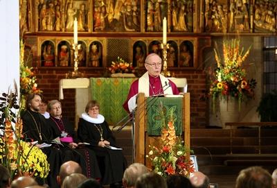 Bildnummer: 60128789  Datum: 03.10.2006  Copyright: imago/epdDer Hamburger Erzbischof Werner Thissen spricht beim zentralen Gottesdienst zum Tag der Deutschen Einheit am 3.10.06 in der Kieler Nikolaikirche. In die Kirche waren 750 G?ste gekommen, darunter Bundespr?sident Horst K?hler und Bundeskanzlerin Angela Merkel (CDU). Schleswig-Holstein ist diesj?hriger Gastgeber f?r die Einheitsfeier. Der ?kumenische Gottesdienst stand unter dem Leitwort Geist der Einheit - Band des Friedens . (Siehe epd-Meldung 11585/3.10.2006) DER ABDRUCK DES EPD-FOTOS IST HONORARPFLICHTIG! Gottesdienst zum Tag der Deutschen Einheit in Kiel Gesellschaft x0x xkg 2006 quer Europa Deutschland Schleswig-Holstein Kiel Personen Politik Gedenktage Politiker Religionen Christentum Evangelische Kirche Gottesdienste Fernsehgottesdienst Festgottesdienst Gedenkgottesdienst Katholische Kirche R?misch-katholische Kirche ?kumene  60128789 Date 03 10 2006 Copyright Imago epd the Hamburg Archbishop Werner Thissen speaks the Centres Worship to Day the German Unit at 3 10 06 in the Kiel Nikolai Church in the Church Were 750 Guests come below Federal President Horst K?hler and Chancellor Angela Merkel CDU Schleswig Holstein is this year Host for the Unity ceremony the Ecumenical Worship stand under the Motto Spirit the Unit Tie the Peace See epd Message  3 10 2006 the Imprint the epd Photos is  Worship to Day the German Unit in Leng Society x0x xkg 2006 horizontal Europe Germany Schleswig Holstein Leng People politics Commemorations Politicians Religions Christianity Protestant Church Worship Fernsehgottesdienst Hard worship Memorial service Catholic Church Roman Catholic Church Ecumenism-stock-foto