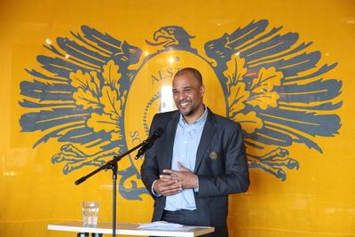 Feierliche Auszeichnung mit einem Ehrentitel im Restaurant Alex an der Binnenalster: Basketballprofi Marvin Willoughby (-stock-photo