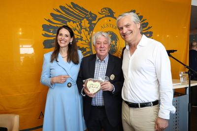 Dorit und Alexander Otto mit Rolf Zuckowski, Feierliche Auszeichnung mit einem Ehrentitel im Restaurant Alex an der Binn-stock-photo